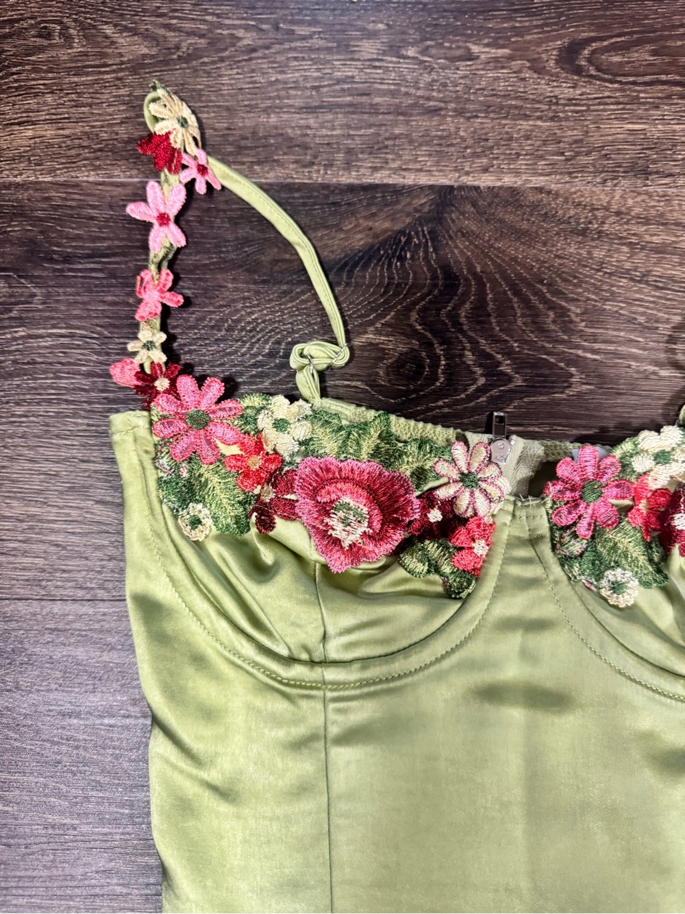 Princess Polly Enchante To Meet You Green Floral Embroidered Satin Cami Top Sz 0 - Picture 5 of 15